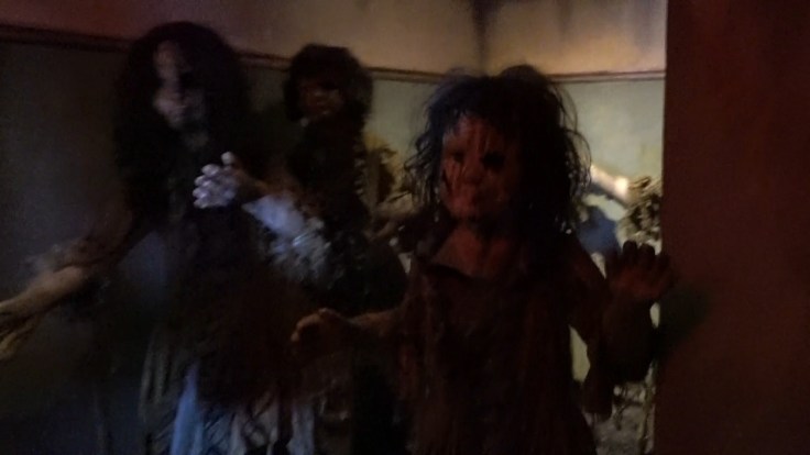 10-4-16-howl-o-scream-2016-00_04_09_03-still007